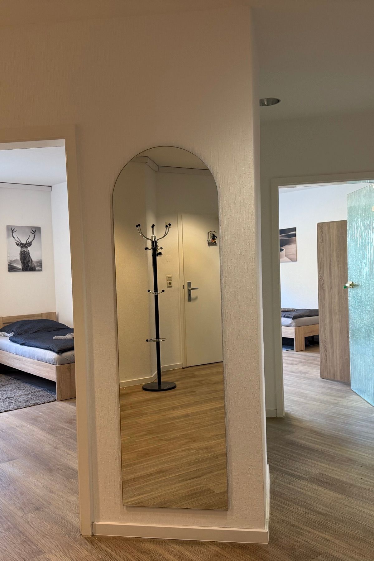 Heller Flur mit Blick in mehrere Zimmer einer möblierten MA-Flats Wohnung