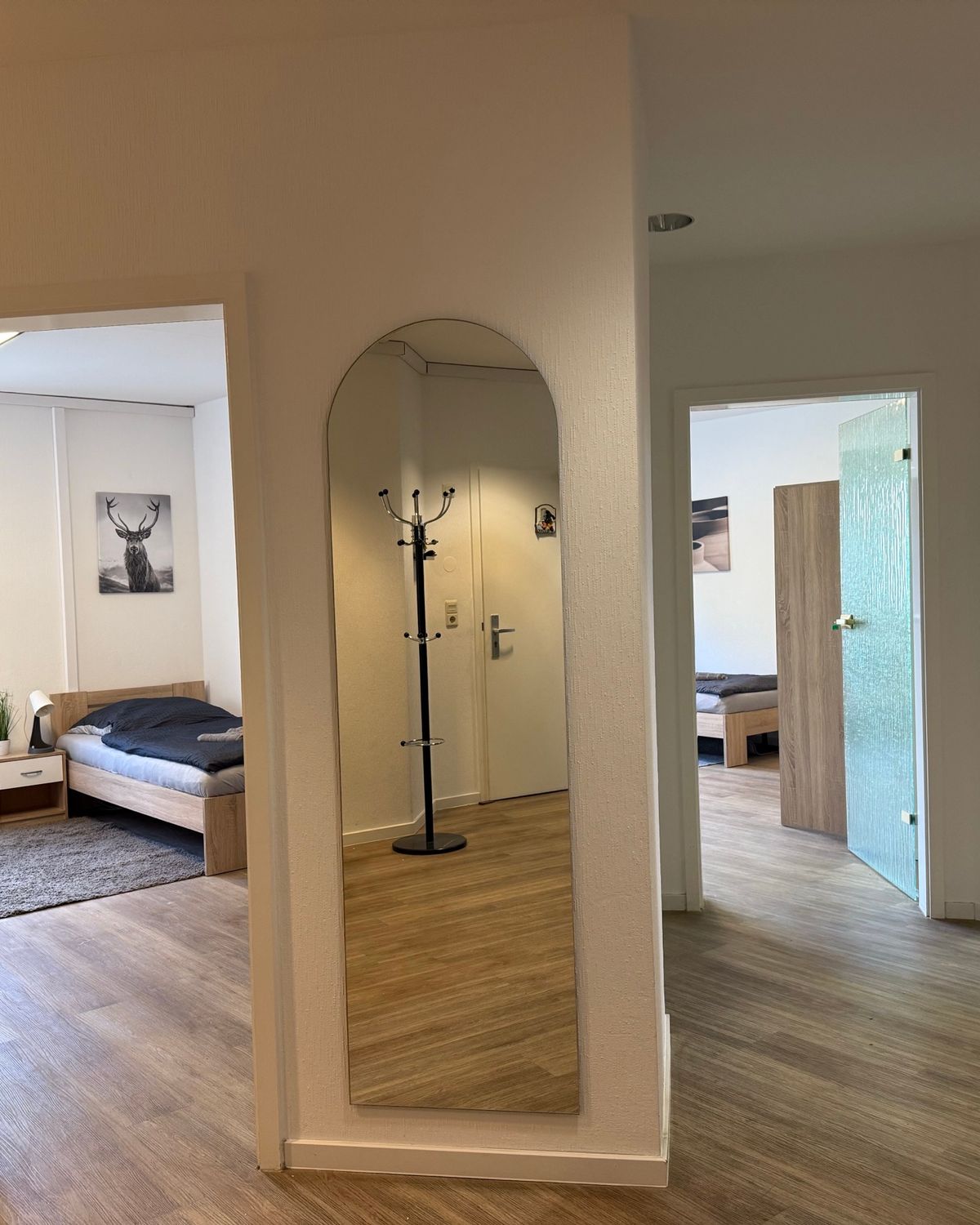 Heller Flur mit Blick in mehrere Zimmer einer möblierten MA-Flats Wohnung