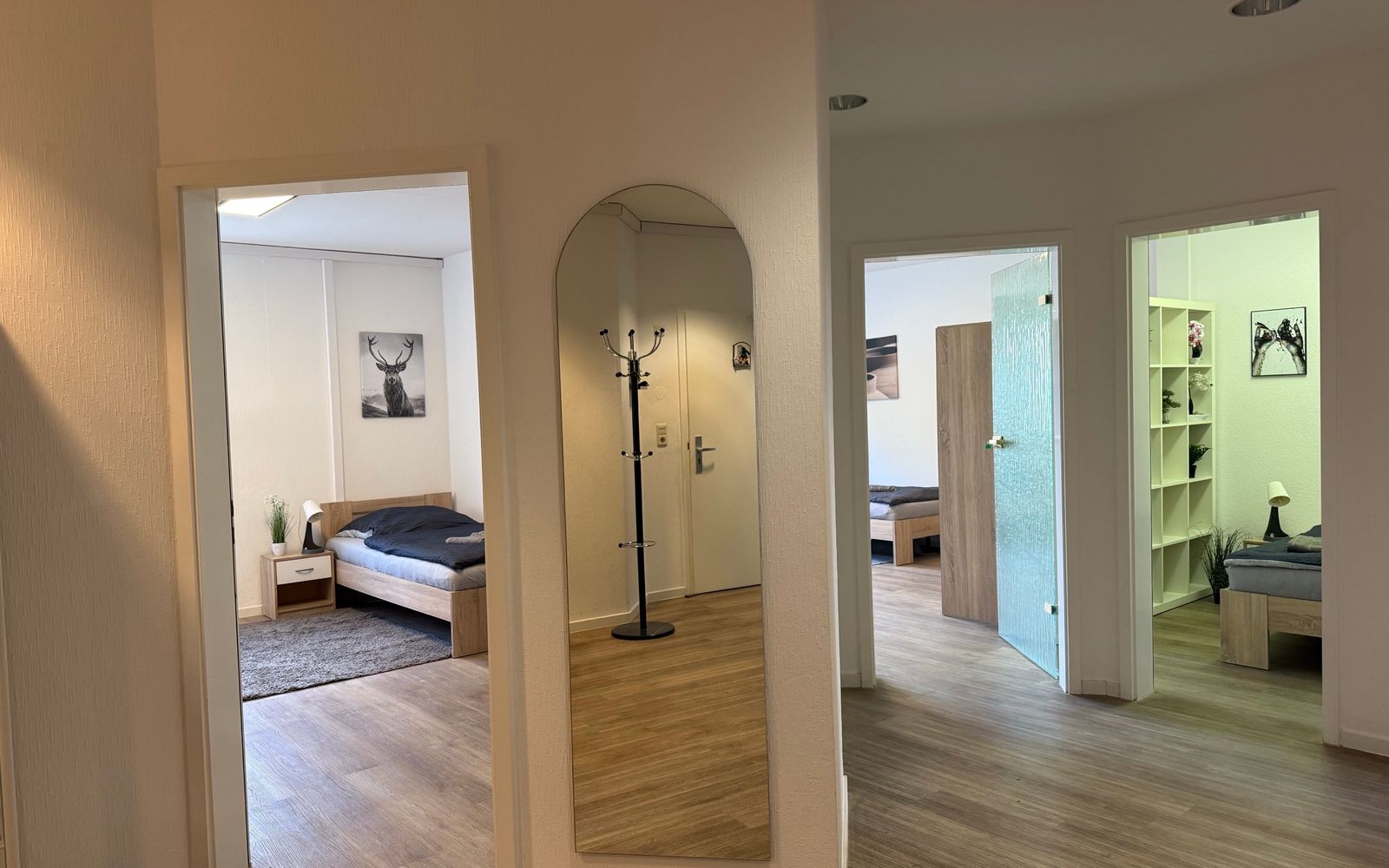 Heller Flur mit Blick in mehrere Zimmer einer möblierten MA-Flats Wohnung