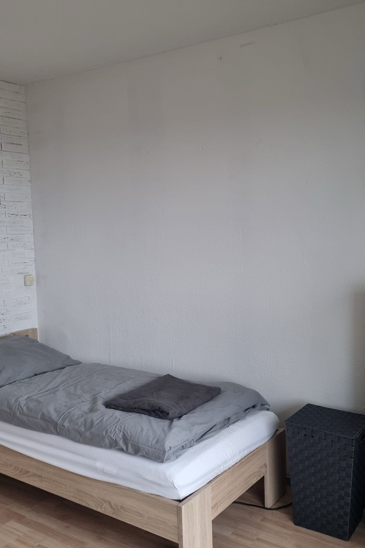 Jednokrevetna soba sa krevetom, televizorom i komodom u nameštenom MA-Flats stanu